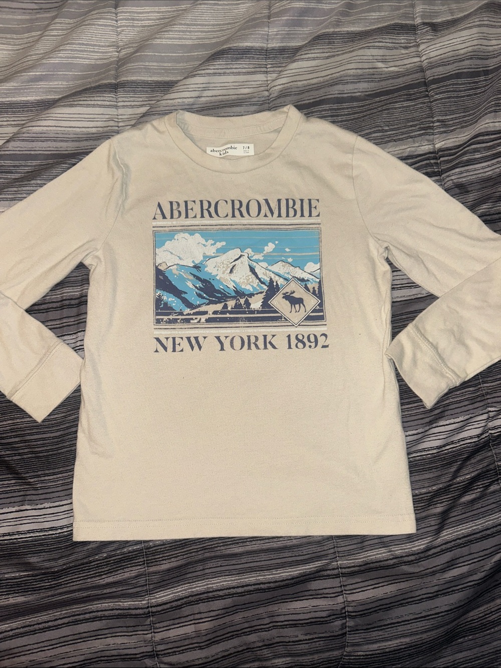 Abercrombie kids  Cream Crewneck Sweater with Blue Mountain Graphic size 7/8